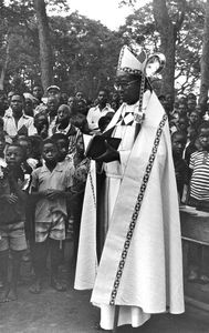 Nordveststiftet, Tanzania. Dr. theol. Samson Mushemba ved bispevielsen i Bukoba Domkirke, 16. december 1984. (Efterfulgte biskop Josiah Kibira og fortsatte som biskop indtil 2000, samt som ELCT præsident, 1992-2007)