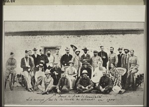 Dans le fort de Coumassé. Les assiegés lors de la révolte des Achantis en 1900