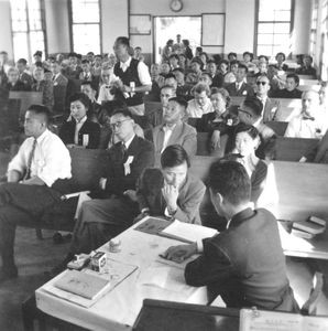 Den Lutherske Kirkesynode i Kaohsiung, 18.-19. november 1956. Møderne blev holdt i Hsichia kirke. I forgrunden sidder præsterne Stanley Tung og Peng, som begge har været medlemmer af kirkerådet. Pastor Stanley Tung blev valgt til Synodeformand, pastor Peng til kasserer. (Anvendt i. Dansk Missionsblad nr 9/1957)