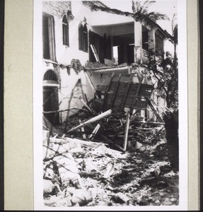 Mission station Kitschung: facade of the living quarters of the Meyerholts, after the Japanese air raid, 1940