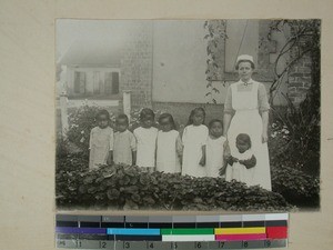 Nurse Ragnhild Soerensen together with Malagasy children at the Antsirabe Hospital, Madagascar, ca.1918