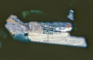 DMS Bookshop, Crater, Aden brændt under urolighederne 17. june 1967. Udsigt fra RAF Scout car