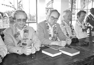 Fællesmøde for BLC og BNELC i Parbatipur, Bangladesh, november 1984. Gæster er på traditionel vis dekoreret med blomsterkranse. (Fra venstre: Jørgen Nørgaard Pedersen og Ole Christiansen, DSM)