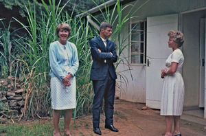 Kagera-regonen, Tanzania. Missionær Inger Kristensen har besøg (Navne på gæster?). (Frode og Inger Kristensen var udsendt af DMS til arbejde som henholdsvis læge og sygeplejerske på Ndolage og Nyakahanga hospitaler, 1962-72)
