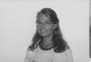 Missionær og sygeplejerske Charlotte Nymann Madsen. Sammen med ægtefælle, Jesper Nymann Madsen, udsendt af Dansk Santalmission til Joint Christian Services/JCS i Mongoliet, 1996-99. Arbejdsopgaver: Undervisning af fattige børn og familier med sundhedmæssige problemer. Fra 1997 sundhedsmedarbejder i et FN-udviklingsprojekt i Mongoliets provinser, hvor hun sammen med en national læge har udarbejdet plakater og pjecer om sundhed, samt udviklet undervisningsprogrammer om sundhed. (Foto 1995)