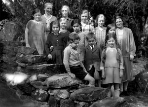 Den danske skole i Kotagiri marts1932. Bagerst til venstre. Kirstine Hermansen, Johanne Theill b. 18.06.1918. Margrethe Bindslev f. 28.07.1918. Ragnhild Bindslev f.30.12.1916. Agnete Rascher. Mellemste række. Elsi Andersen b.15.12.1923, datter af Johan Andersen. Anna Dorthea Andersen f. 05.05.1922, datter af Anders Andersen. Rigmor Bindslev f.22.05.1924. Dina Brisson f. 27.07.1922, Bodil Brisson f. 18.12.1920, begge døtre af Castor Brisson. Forreste række. Johannes Andersen f. 03.09.1923, søn af Anders Andersen. Erik Brisson f. 11.12.1923, søn af Castor Brisson. Agnes Irene Andersen f.28.12.1925, datter af Anders Andersen. Danmission Photo Archive