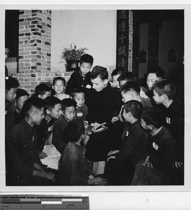 Fr. Edmonds reading to children at Wuzhou, China, 1950