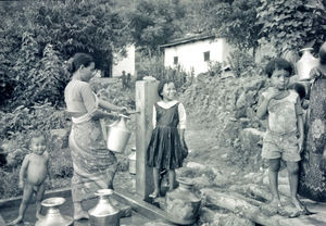 Landsbyliv i Nepal. Kvinde med børn ved brønden, 1987