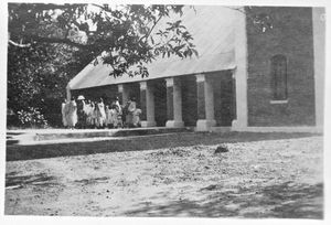 Santal Parganas, Nordindien. Karikador Kirke med menigheden udenfor