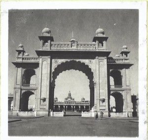 Hauptportal des Palastes. Im Hintergrund der Palast in Mysore