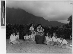 Mother Mary Columba, MM, sitting with children, Hawaii, ca. 1951