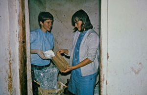 Volontører hos DMS missionær Anna Stubkjær Borg i arbejde på Rwantege Klinik i Kagera region, Tanzania. Her gør de mælkepulver klar til uddeling. (Navne på volontører?)
