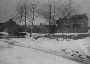 Fenghwangchens lille klokketaarn ses mellem 2 små templer for Flodguden, 1928. Danmission Photo Archive