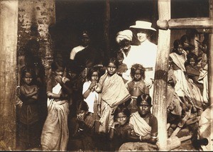 Agnes Simmons with children, Jammalamadugu, Andhra Pradesh, India, ca. 1908-1912