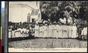 Missionaries with large crowd outside church, Douala, Cameroon, ca.1920-1940