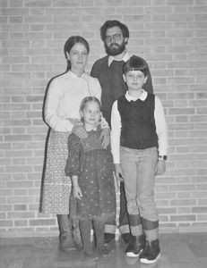 Familien Mette og Per Buskov med Rasmus og Laura. Udsendt af DSM til undervisning på Den Norske Skole i Kathmandu, Nepal,1982-84. (Foto december 1981)