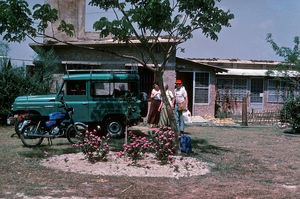 Diasserie "BLC - ung kirke i Bangladesh" - At være kirke i Bangladesh, Nr. 27 - Er missionærers højere levestandard ikke et problem for BLC's medlemmer? - Nej, for vi ved godt, at f. eks. danskere er vant til at have en høj levestandard. Og vi kan godt lide, at der overhovedet er nogle, der vil komme og hjælpe os. Det der betyder noget er ikke, hvordan de bor, men hvordan de arbejder. I øvrigt har vi besluttet, at missionærer ikke må tage på prædiketur ud til de landsbyer, hvor der er dåbsundervisning. For når bengalere ser en hvid, så lytter vi ikke, så kigger vi kun!