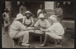 Missionare beim Frühstück im Lehrerhof in Antoa (Kumase). (Jost, Lädrach, Berger, Miss.Kfm. Kunz)