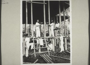 Building a house in Dadahup on the Mengkatip River (explanation cf. the rear of the picture