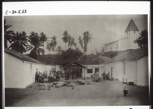 Im Hof der Basler Missionshandlung von Bonaku; 1. Abholen von Lastenkisten durch Soldat d. Kais. Schutztruppe; 2. gr. Kisten, welche vom Dampfer gelöscht werden