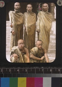 A group of Buddhist monks, Myanmar, s.d