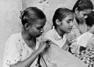 Storbymission i Calcuttas slumområder, hvor DSM missionærer Lilly og Kamalesh Biswas arbejder med en række projekter, som forskole for gadebørn, erhvervsfaglig uddannelse af kvinder, en videoklub og læsestue for unge, etc. Her et foto fra syskolen, oktober 1993