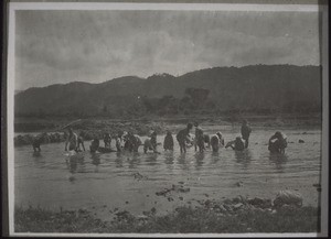 Waschen der Moskitonetze & Deckenbezüge im Fluss