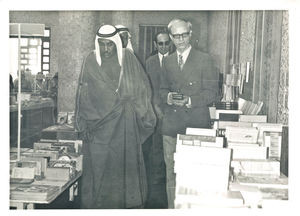 Bogmesse i Bahrain. Bahrain's store poet Ibrahim Arrayyed (til venstre) ledsager Jørgen Nørgaard Pedersen, Litteratur-koordinator and director for FBG, og Sheikh Abdulla Bin Khalid Al Khalifa, minister for kommuner og landbrug, der åbnede den seneste bogmesse arrangeret af Public Bookshop , Bahrain. 1972