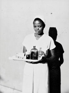 Evangeline, lokal sygeplejerske på Ndolage Hospital i Kageraregionen, Tanganyika (fra 1964 Tanzania). Foto 1959. (Anvendt i: Dansk Missionsblad nr 25/1960)