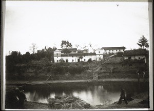 Missionsstation Kutschuk. Im Vordergrund der Teich des Missionars Kong, dann sein Haus mit d. 2 Türmen, dahinter Missionshaus, Kapelle, Elementarschule