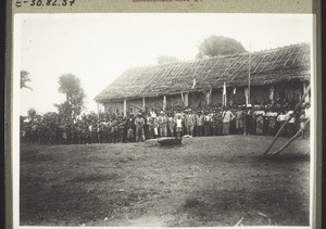 Erste Ankunft v. Miss. Wunderli in Bafut. Empfang vor der Kirche. Modi, Dieterle, Bärtschi, Maitre