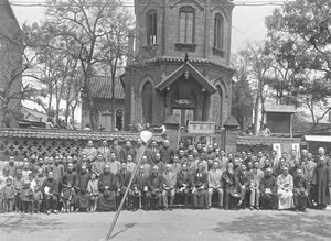 Fra Dr. Kagawas møde i Darien. Kristne med Dr. Kagawa i midten udenfor den lutherske Dairen Kirke, Manchuriet. Foto anvendt 1938