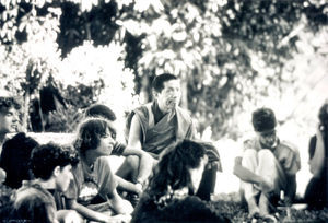 Unge religionssøgende fra Vesten i Kathmandu, Nepal. En gruppe bliver undervist af en buddhistmunk. Foto 1987-88