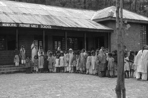 Pakistan, NWFP. Fra den kommunale grundskole for piger (Municipal Primary Girls School) i Mardan