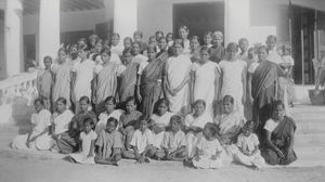 Cuddalore, Syd Arcot distrikt, Indien. Elevmøde på bibelskolen i Darisanapuram. marts 1937. (Anvendt i: DMS Årsberetning 1936-37)