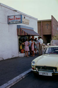 The Public Bookshop bliver åbnet i Bahrain i 1968 omdannet fra missionens gamle garage