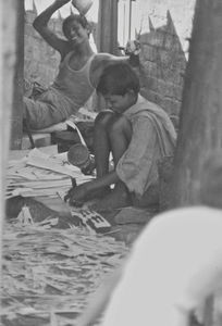 Calcutta, Nordindien, 1989. Børnearbejde er en nødvendighed, hvis familierne skal overleve i Calcuttas mange slumområder. Her er to drenge i højt humør