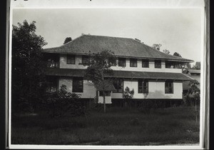 Europäerhaus von Westen in der Abendsonne. (Genau schulgerechte Orientierung Nord-Süd war nicht möglich.) Unten 4, oben 4 Zimmer sichtb