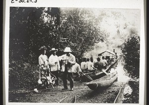 Abreise von Mangamba mit dem Kanu. Geschwister Glöckel u. Miss. A. Schmid von der Goldküste