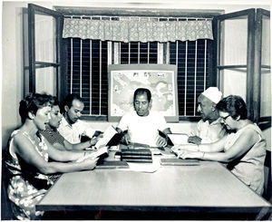 A Bible study in Hebron conducted by Pastor Baihani, 1970. From left: Petra Lauridsen, ØM/ Lind