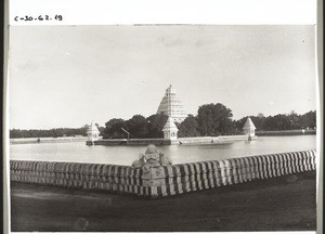 Heiliger Teich mit Tempel. Madura