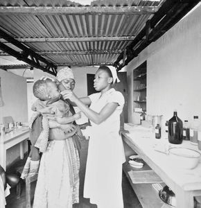 Kagera Region, Tanganyika (fra 1964 Tanzania). Patientbehandling på Ndolage Hospital