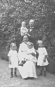 Dr. L. K. Larsen family. Laurits Karl Larsen (08/04/1881 -?). Sent as a missionary in 1909. Hea