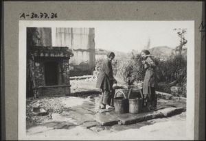 So schöpft man zur Zeit der Dürre i. Kayin das Wasser