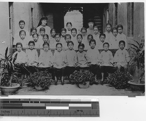 Maryknoll Sisters with students at Yangjiang, China, 1924