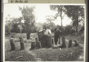 Opferplatz f. d. Seelen verstorbener Häuptlinge. Am Stein anlehnend der jetzige Häuptling, neben ihm ein Diener m. d. Steinschlossflinte. (1928)