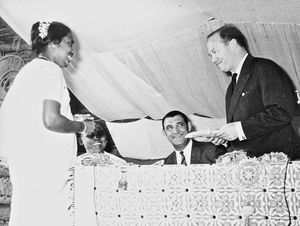 Genindvielsen af Det Kristne Pigegymnasium i Melpattambakkam, Sydindien, 1970. Ambassadør H. A. Biering modtager en gave af skolens rektor, fru R. Thomas. I midten ses konsul R. H. Mortensen