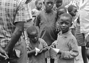 Nordveststiftet, Tanzania. Fra klinikken i Rwantege, 1981. Missionær og sygeplejerske Anna Stubkjær Borg var leder af Rwantege Klinik, 1961-82. (Anvendt i: Dansk Missionsblad nr 10/1981)