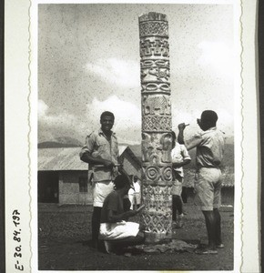 Carved pillar at the E.T.C. Batibö