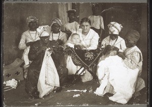 Frau Miss. Göhring in der Nähstube. Duala (Kamerun)